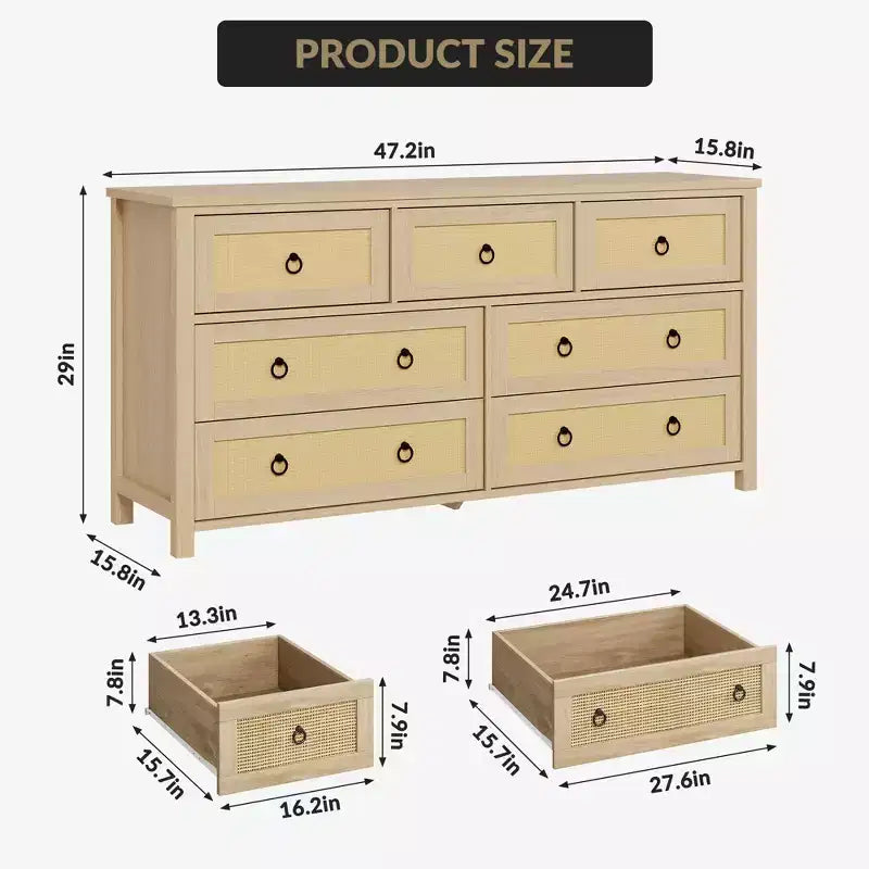 Coiffeuse en rotin de 94 cm de haut avec quatre tiroirs en rotin pouvant également servir d'armoire ; une table de chevet de style bohème.