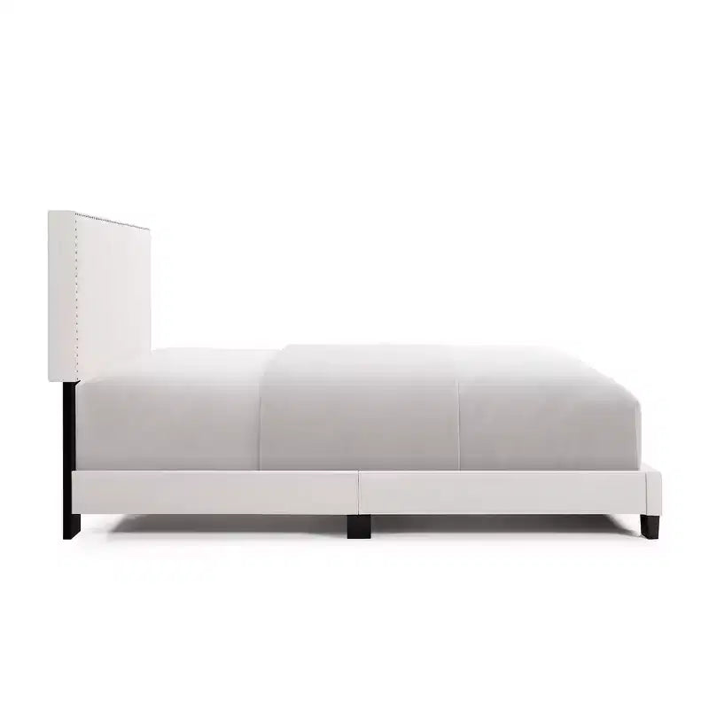 Cadre de lit de chambre principale Okak Queen/Full avec tête de lit capitonnée et garniture cloutée, lit plateforme moderne sans sommier tapissier requis