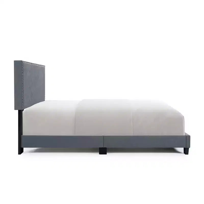 Cadre de lit de chambre principale Okak Queen/Full avec tête de lit capitonnée et garniture cloutée, lit plateforme moderne sans sommier tapissier requis