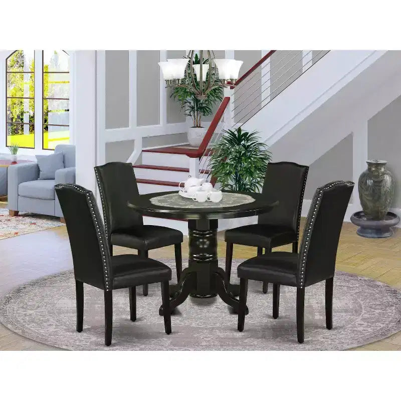 Ensemble de salle à manger HomeStock 5 pièces avec table ronde noire en bois massif et 4 chaises de salle à manger Parsons en similicuir noir, 4 places
