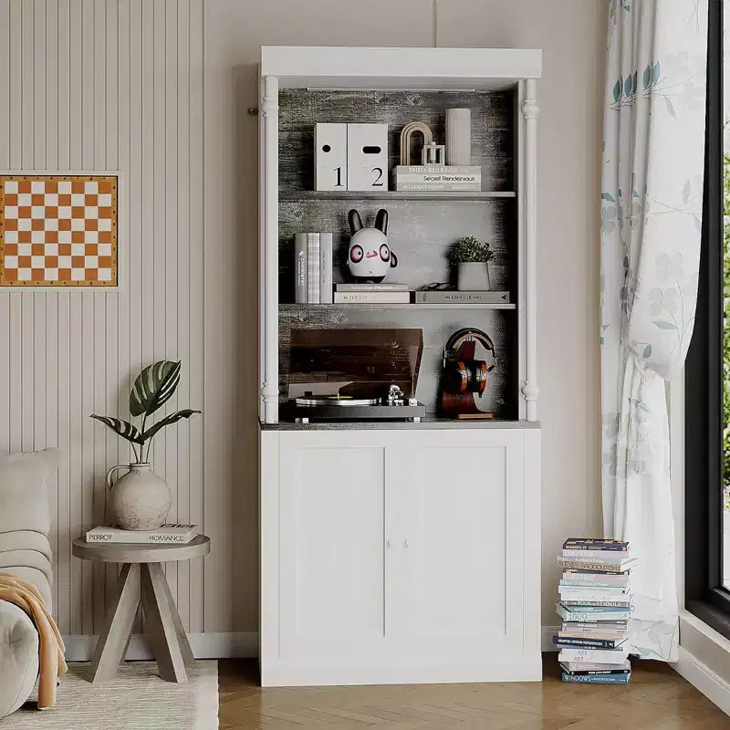 Bibliothèque à 5 niveaux sur pied avec design en colonnes romaines, meuble blanc et blanc chaud, étagères gris foncé, bibliothèque ouverte moderne pour salon