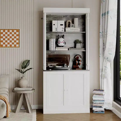 Bibliothèque à 5 niveaux sur pied avec design en colonnes romaines, meuble blanc et blanc chaud, étagères gris foncé, bibliothèque ouverte moderne pour salon