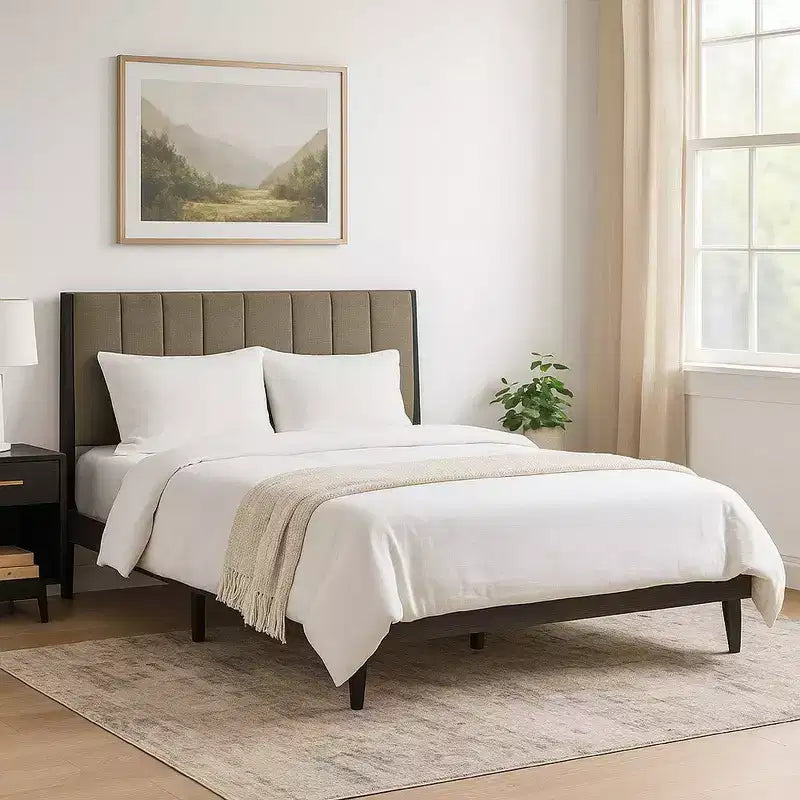 Lit plateforme Queen en bois Royal Hampton de 85 pouces, capitonnage à rainures, tissu marron taupe