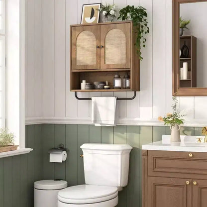 Meuble mural de salle de bain en rotin, style bohème avec 2 portes cintrées, rangement de ferme au-dessus des toilettes avec étagères réglables et porte-serviettes