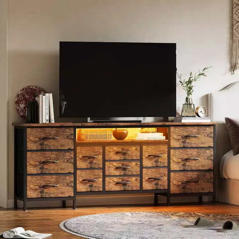 Meuble TV commode longue de 70 pouces pour téléviseurs de 65, 75, 80 pouces, commode à tiroirs en tissu et prises de courant et lumières LED, grand centre de divertissement pour chambre à coucher