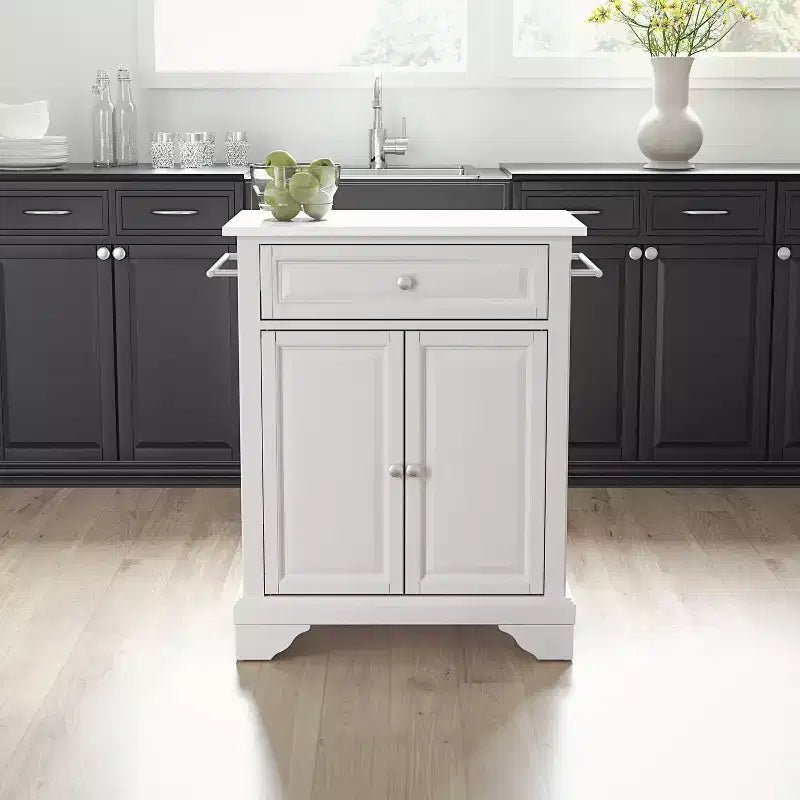 Lafayette, îlot de cuisine/chariot portable en pierre, blanc - Crosley : Cadre en MDF, surface en pierre, barre porte-serviettes, roulettes, 2 portes