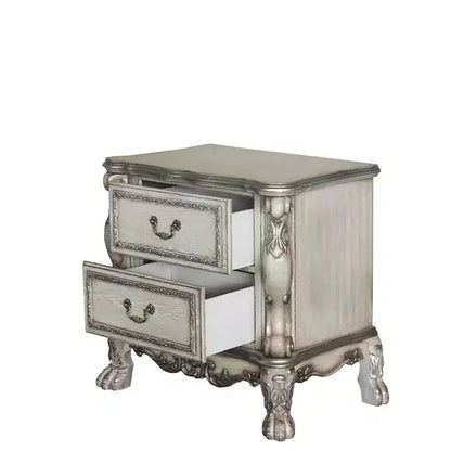 Table de chevet Dresden 32" os blanc vintage – Acme Furniture : pieds incurvés romantiques, moulures festonnées