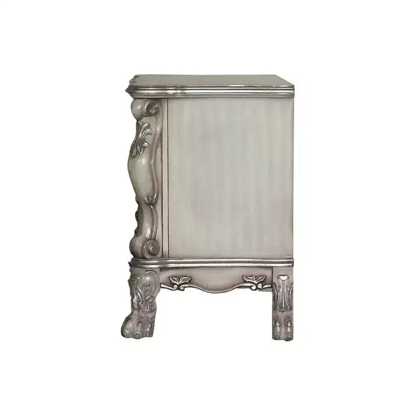 Table de chevet Dresden 32" os blanc vintage – Acme Furniture : pieds incurvés romantiques, moulures festonnées