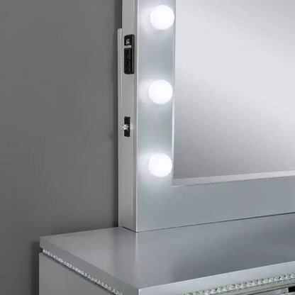 Ensemble de chambre Tenaya 6 pièces pour très grand lit californien, argent/gris - HOMES: Inside + Out : Design glamour, garnitures miroir, capitonnage à boutons
