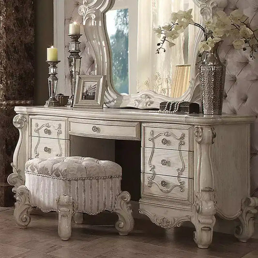 Coiffeuse Versailles 67 po Blanc cassé - Acme Furniture : d'inspiration européenne, 7 tiroirs, sans miroir