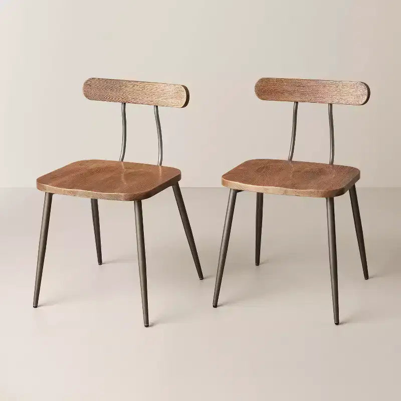 Lot de 2 chaises de salle à manger industrielles en bois et acier - Chêne vieilli/Noir - Hearth & Hand™ avec Magnolia : Pieds en métal élégants