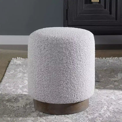 Pouf Avila Uttermost en tissu gris et blanc avec base en bois