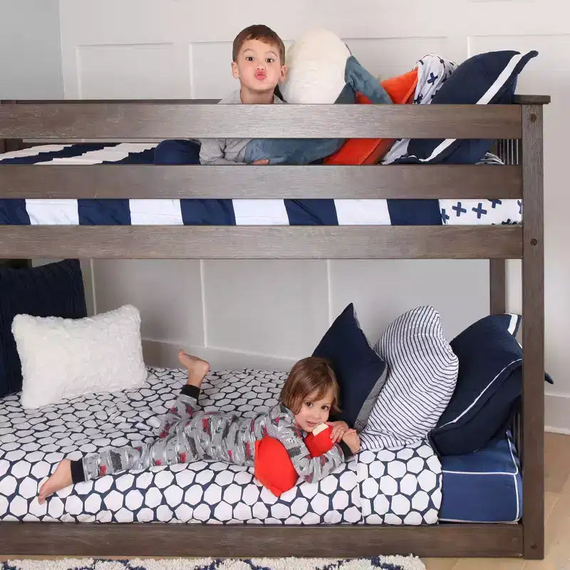 Lit superposé Max & Lily pour enfants, lit superposé bas en bois massif avec échelle pour petite chambre
