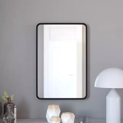 Miroir mural décoratif Merrick Lane 20 x 30 Noir mat avec coins arrondis pour salle de bain, salon, entrée, à suspendre à l'horizontale ou à la verticale