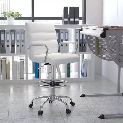 Chaise de bureau Emma et Oliver Mid-Back LeatherSoft avec repose-pieds réglable et base chromée