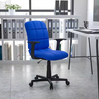 Chaise de bureau pivotante Emma et Oliver en vinyle matelassé mi-hauteur avec accoudoirs