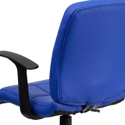 Chaise de bureau pivotante Emma et Oliver en vinyle matelassé mi-hauteur avec accoudoirs