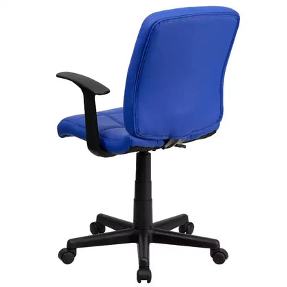 Chaise de bureau pivotante Emma et Oliver en vinyle matelassé mi-hauteur avec accoudoirs