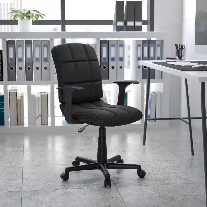 Chaise de bureau pivotante Emma et Oliver en vinyle matelassé mi-hauteur avec accoudoirs