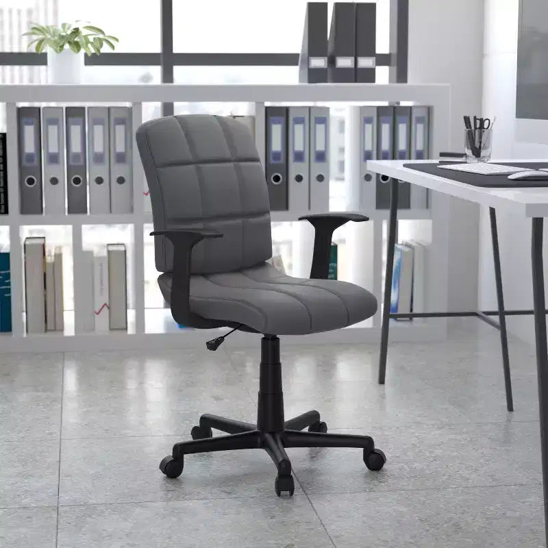 Chaise de bureau pivotante Emma et Oliver en vinyle matelassé mi-hauteur avec accoudoirs