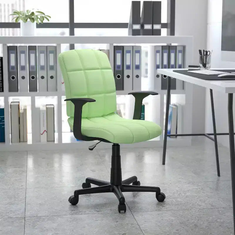 Chaise de bureau pivotante Emma et Oliver en vinyle matelassé mi-hauteur avec accoudoirs