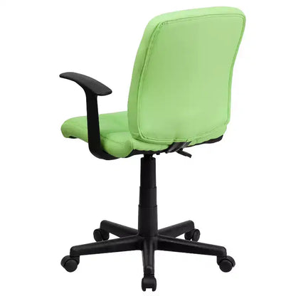 Chaise de bureau pivotante Emma et Oliver en vinyle matelassé mi-hauteur avec accoudoirs