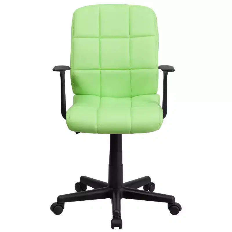 Chaise de bureau pivotante Emma et Oliver en vinyle matelassé mi-hauteur avec accoudoirs