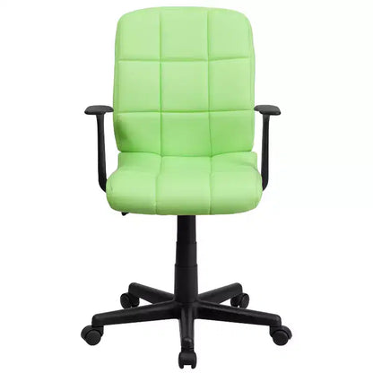 Chaise de bureau pivotante Emma et Oliver en vinyle matelassé mi-hauteur avec accoudoirs