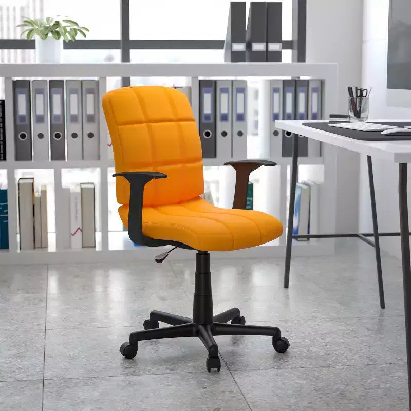 Chaise de bureau pivotante Emma et Oliver en vinyle matelassé mi-hauteur avec accoudoirs