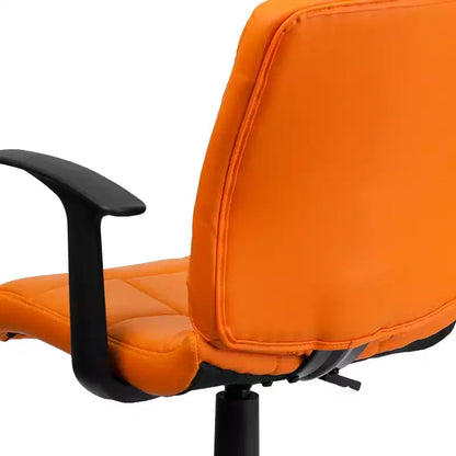 Chaise de bureau pivotante Emma et Oliver en vinyle matelassé mi-hauteur avec accoudoirs
