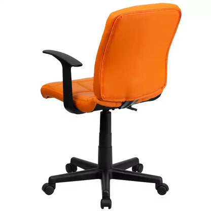 Chaise de bureau pivotante Emma et Oliver en vinyle matelassé mi-hauteur avec accoudoirs