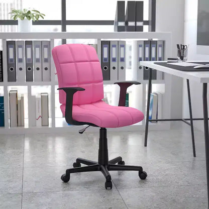 Chaise de bureau pivotante Emma et Oliver en vinyle matelassé mi-hauteur avec accoudoirs