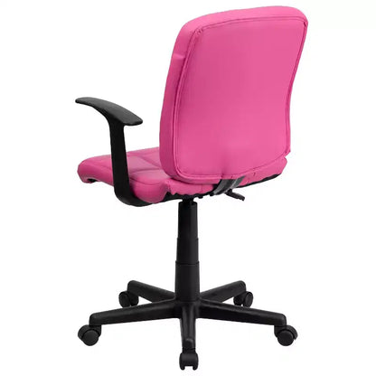 Chaise de bureau pivotante Emma et Oliver en vinyle matelassé mi-hauteur avec accoudoirs