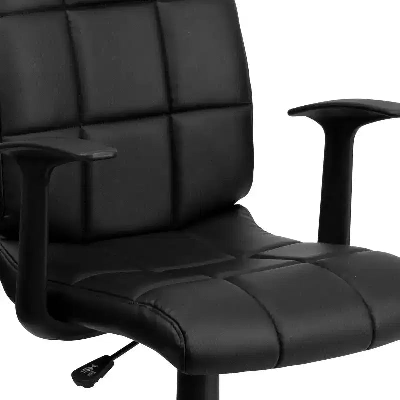 Chaise de bureau pivotante Emma et Oliver en vinyle matelassé mi-hauteur avec accoudoirs