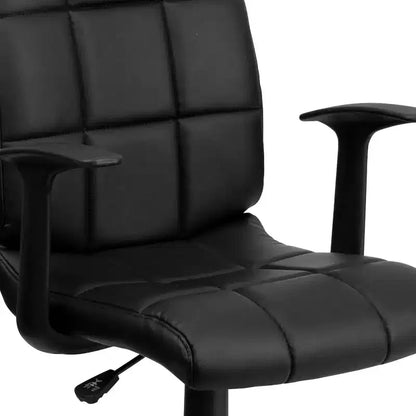 Chaise de bureau pivotante Emma et Oliver en vinyle matelassé mi-hauteur avec accoudoirs