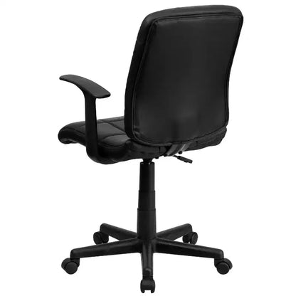 Chaise de bureau pivotante Emma et Oliver en vinyle matelassé mi-hauteur avec accoudoirs