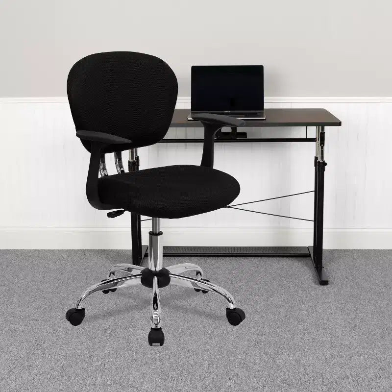 Chaise de bureau Emma and Oliver Mid-Back Mesh rembourrée pivotante avec base et accoudoirs chromés