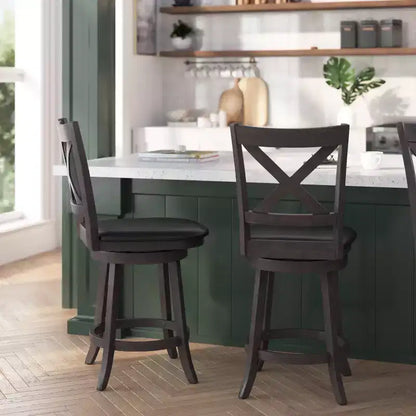 Tabouret de bar pivotant Merrick Lane 24, hauteur comptoir, en bois classique, avec dossier croisé, assise rembourrée et repose-pieds intégré
