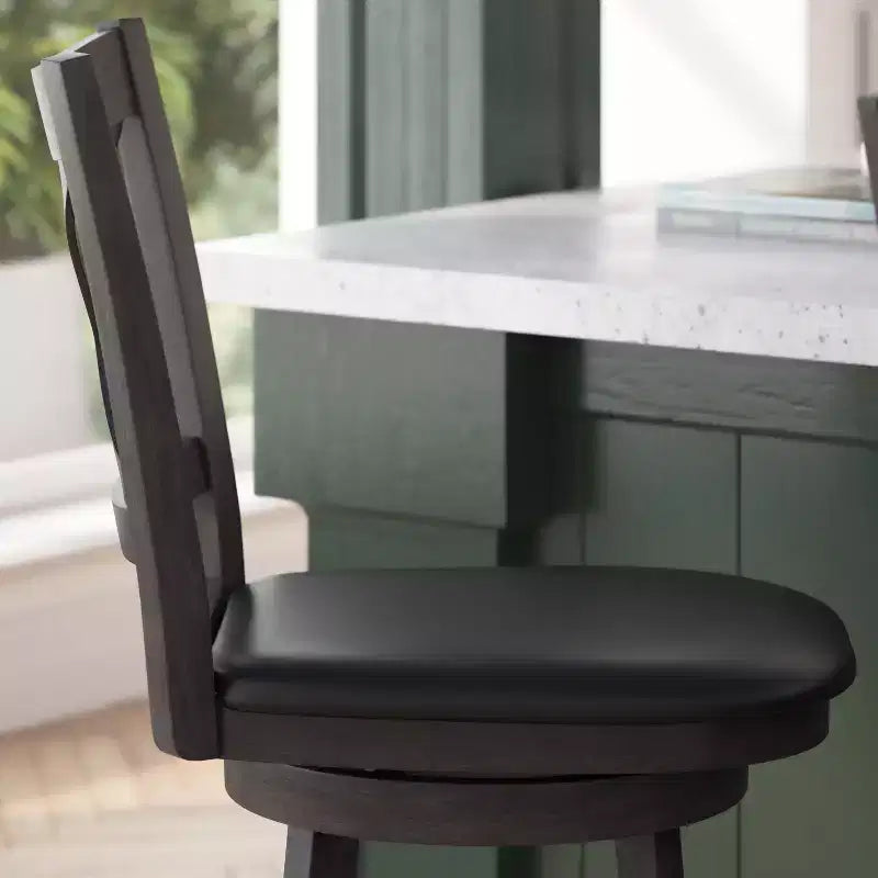 Tabouret de bar pivotant Merrick Lane 24, hauteur comptoir, en bois classique, avec dossier croisé, assise rembourrée et repose-pieds intégré
