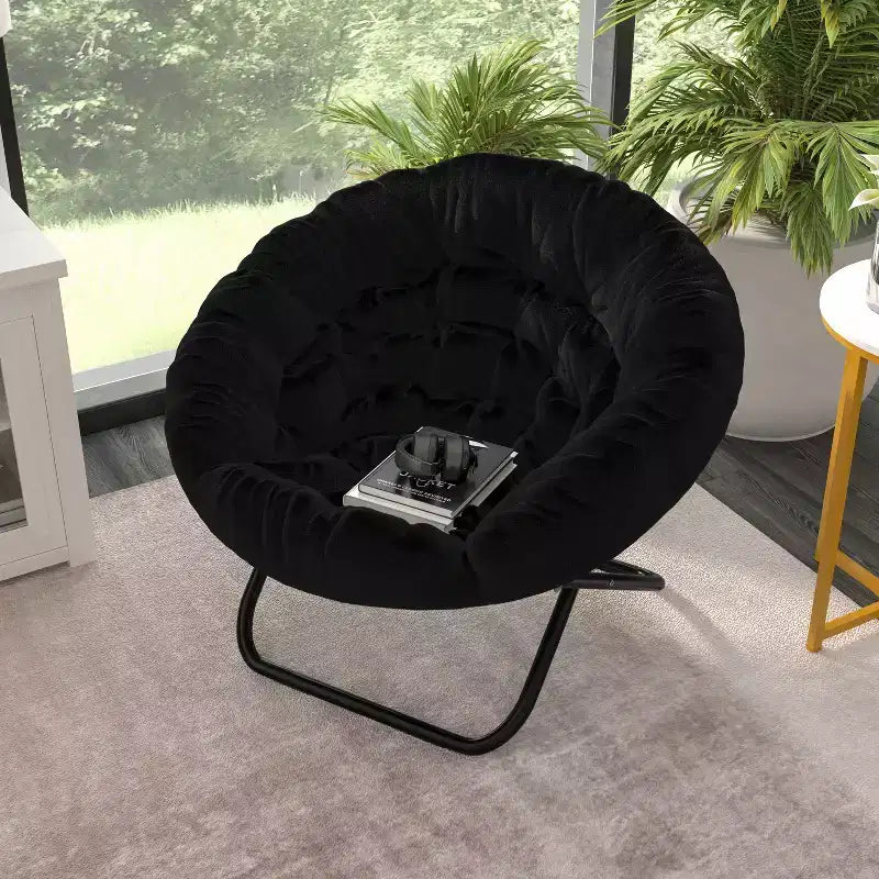 Chaise soucoupe pliante surdimensionnée Emma et Oliver avec coussin confortable en fausse fourrure et cadre en métal pour dortoirs, chambres, appartements et plus encore