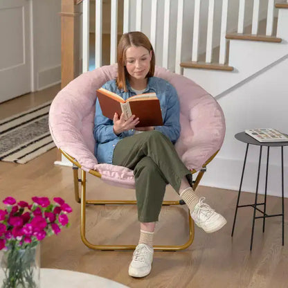 Chaise soucoupe pliante surdimensionnée Emma et Oliver avec coussin confortable en fausse fourrure et cadre en métal pour dortoirs, chambres, appartements et plus encore