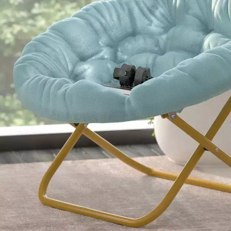 Chaise soucoupe pliante surdimensionnée Emma et Oliver avec coussin confortable en fausse fourrure et cadre en métal pour dortoirs, chambres, appartements et plus encore