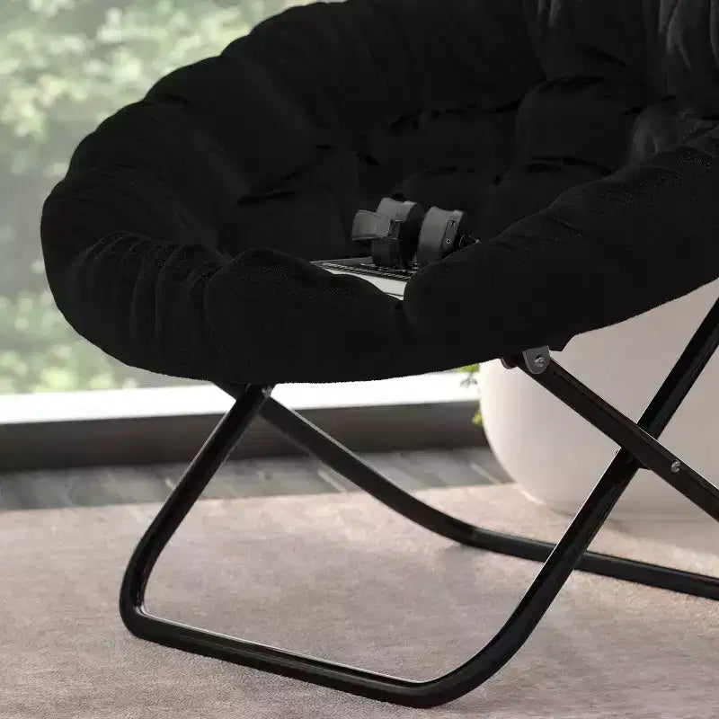 Chaise soucoupe pliante surdimensionnée Emma et Oliver avec coussin confortable en fausse fourrure et cadre en métal pour dortoirs, chambres, appartements et plus encore