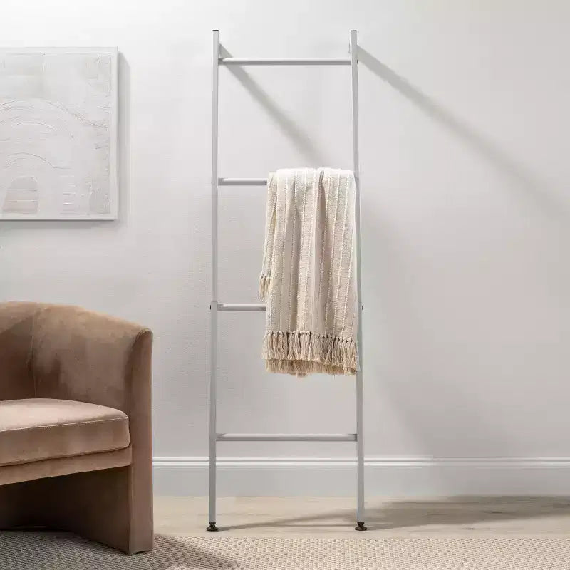 mDesign Étagère échelle murale en métal pour couvertures et serviettes, pour chambre/salle de bain, gris clair