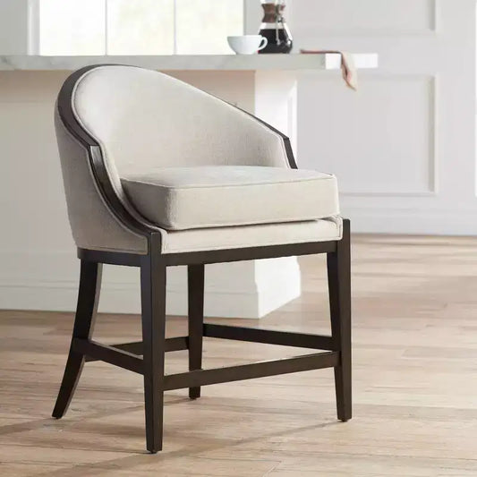 Tabouret de bar Jasper Truffle Wood 55 Downing Street, marron, hauteur 63,5 cm, coussin en tissu moderne couleur avoine avec dossier et repose-pieds pour îlot de cuisine hauteur comptoir