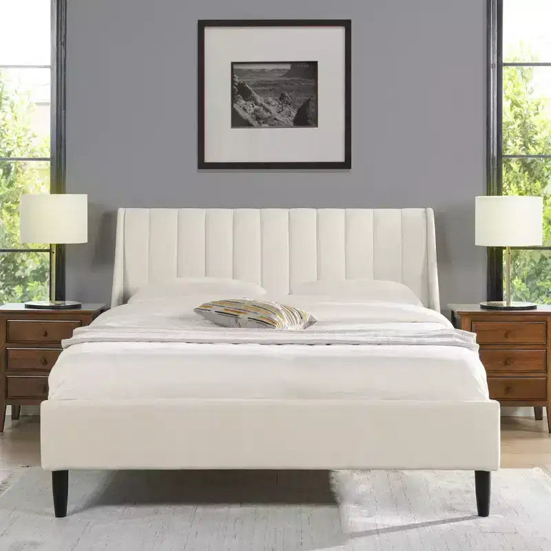 Ensemble de lit plateforme Sandy Wilson Home Aspen avec tête de lit capitonnée verticale, grand lit