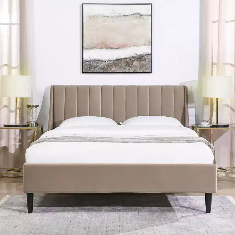Ensemble de lit plateforme Sandy Wilson Home Aspen avec tête de lit capitonnée verticale, grand lit