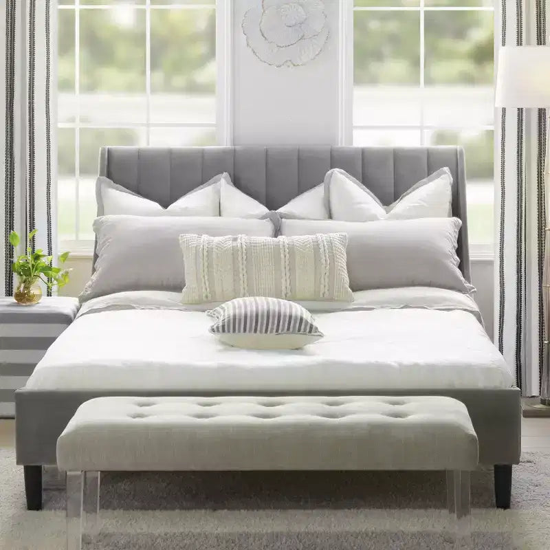 Ensemble de lit plateforme Sandy Wilson Home Aspen avec tête de lit capitonnée verticale, grand lit