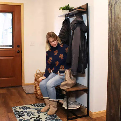 Banc-vestiaire de style industriel Sunnydaze pour intérieur, avec porte-manteau et étagère à chaussures – Étagères en panneaux de particules avec cadre en acier thermolaqué – Marron – 170 cm
