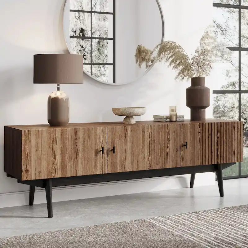 Meuble TV marron — Accueille les téléviseurs jusqu'à 65 pouces, avec un design à lattes et des pieds en bois massif.